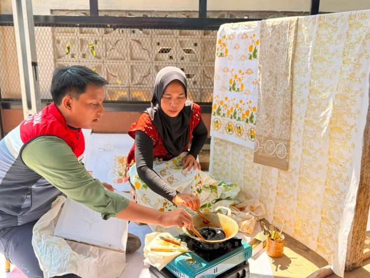 Rumah Kreatif Boek Khaman yang dikembangkan PEP Limau Field di Desa Lubuk Raman mendorong masyarakat mengembangkan batik dan pemanfaatan potensi bambu yang meningkatkan aktivitas ekonomi masyarakat. (Foto : ist)