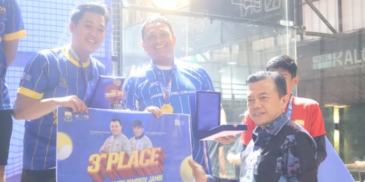Tutup Merdeka Cup Padel 2026, Gubernur Al Haris: Semangat Kebersamaan Jadi Nilai Utama. (Foto : ist)