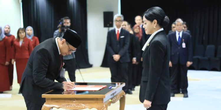 Siapkan Pengaturan dan Pengawasan Bursa Mineral dan Komiditas Strategis, OJK Lantik Deputi Komisioner Baru. (Foto : ist)