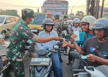 Danrem 042/Gapu Bagikan Masker kepada Masyarakat, Imbau Warga Jaga Kesehatan. (Foto : ist)