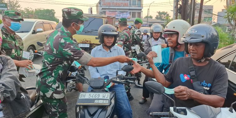 Danrem 042/Gapu Bagikan Masker kepada Masyarakat, Imbau Warga Jaga Kesehatan. (Foto : ist)