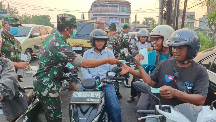 Danrem 042/Gapu Bagikan Masker kepada Masyarakat, Imbau Warga Jaga Kesehatan. (Foto : ist)