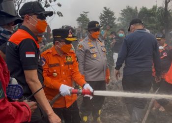 Satgas Terpadu Karhutla Sarolangun Padamkan Karhutla di Areal Plasma PT BKS, Pendinginan Terus Dilakukan. (Foto : ist)