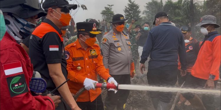 Satgas Terpadu Karhutla Sarolangun Padamkan Karhutla di Areal Plasma PT BKS, Pendinginan Terus Dilakukan. (Foto : ist)