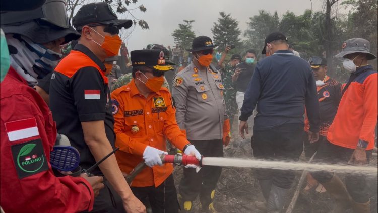 Satgas Terpadu Karhutla Sarolangun Padamkan Karhutla di Areal Plasma PT BKS, Pendinginan Terus Dilakukan. (Foto : ist)