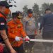 Satgas Terpadu Karhutla Sarolangun Padamkan Karhutla di Areal Plasma PT BKS, Pendinginan Terus Dilakukan. (Foto : ist)