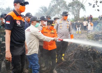 Gubernur Al Haris Turun ke Sarolangun, Pastikan Karhutla Ditangani, Minta Waterbombing untuk Pendinginan. (Foto : ist)