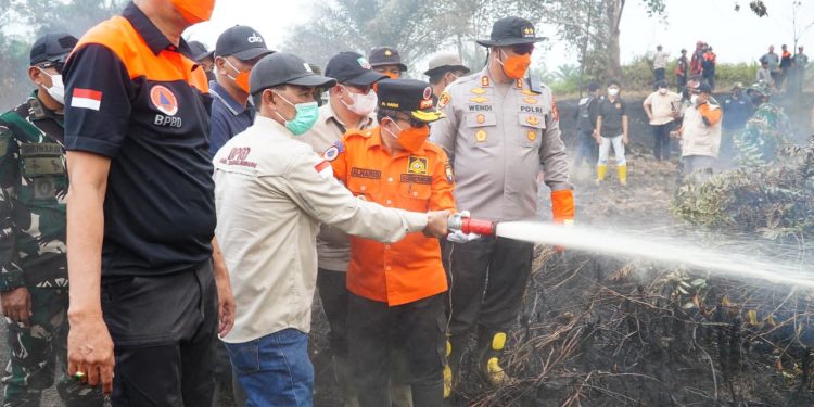Gubernur Al Haris Turun ke Sarolangun, Pastikan Karhutla Ditangani, Minta Waterbombing untuk Pendinginan. (Foto : ist)