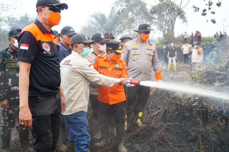 Gubernur Al Haris Turun ke Sarolangun, Pastikan Karhutla Ditangani, Minta Waterbombing untuk Pendinginan. (Foto : ist)