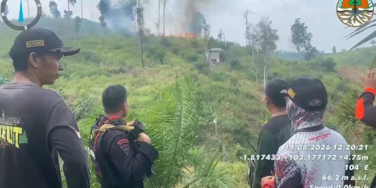Satgas Karhutla Gabungan Temukan dan Padamkan Titik Api Saat Patroli Karhutla di Tahura Batanghari. (Foto : ist)