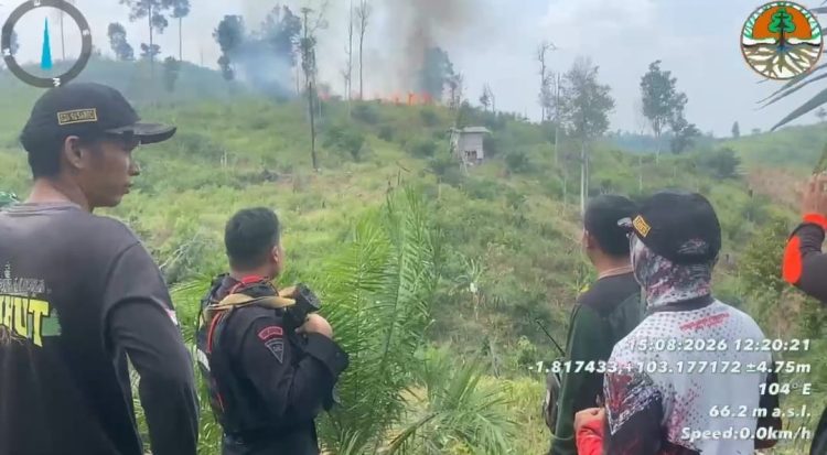 Satgas Karhutla Gabungan Temukan dan Padamkan Titik Api Saat Patroli Karhutla di Tahura Batanghari. (Foto : ist)