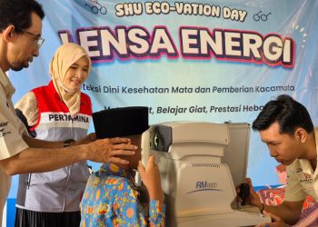 Petugas melakukan pemeriksaaan mata siswa sebagai deteksi dini gangguan penglihatan. (Foto : ist)