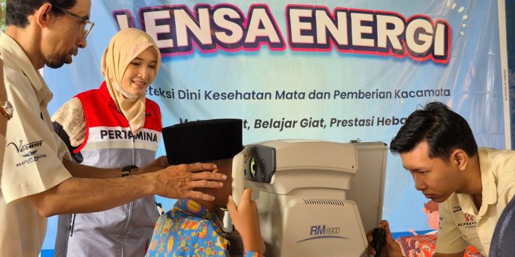 Petugas melakukan pemeriksaaan mata siswa sebagai deteksi dini gangguan penglihatan. (Foto : ist)