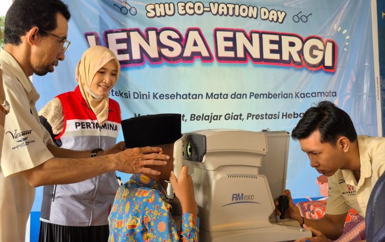 Petugas melakukan pemeriksaaan mata siswa sebagai deteksi dini gangguan penglihatan. (Foto : ist)