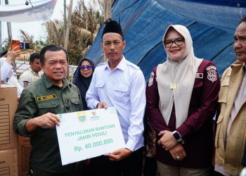 Gubernur Al Haris Datangi Korban Kebakaran di Lagan Tengah Tanjabtim, Bantu Biaya Pembangunan Rumah Warga. (Foto : ist)