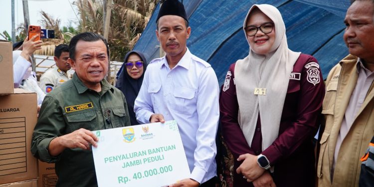 Gubernur Al Haris Datangi Korban Kebakaran di Lagan Tengah Tanjabtim, Bantu Biaya Pembangunan Rumah Warga. (Foto : ist)