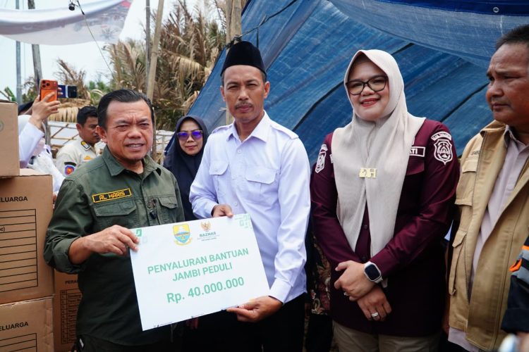 Gubernur Al Haris Datangi Korban Kebakaran di Lagan Tengah Tanjabtim, Bantu Biaya Pembangunan Rumah Warga. (Foto : ist)