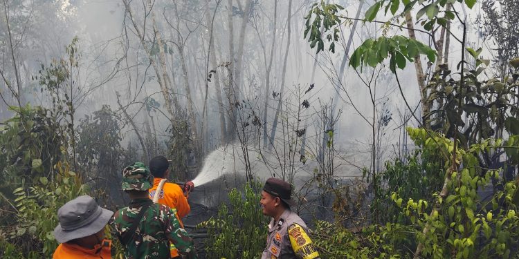 Polri Bersama Tim Gabungan Padamkan Karhutla 2 Hektare di Desa Muhajirin. (Foto : ist)