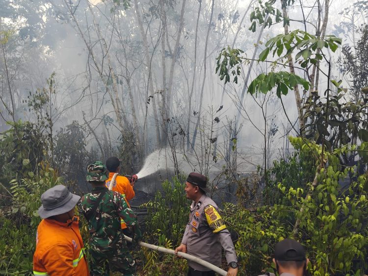 Polri Bersama Tim Gabungan Padamkan Karhutla 2 Hektare di Desa Muhajirin. (Foto : ist)