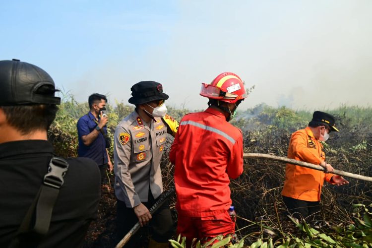 Kapolda, Gubernur dan Danrem Pantai penanganan karhutla di Tanjabtim. (Foto : ist)