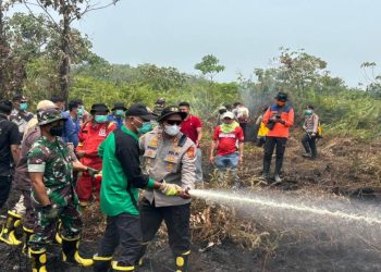 Polri Bersama TNI dan Stakeholder Gerak Cepat Tangani Karhutla di Sarolangun. (Foto : ist)