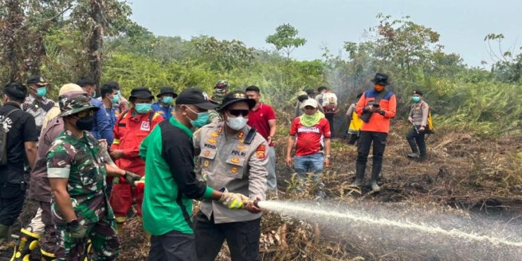 Polri Bersama TNI dan Stakeholder Gerak Cepat Tangani Karhutla di Sarolangun. (Foto : ist)