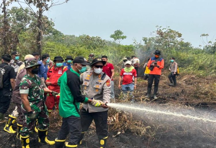Polri Bersama TNI dan Stakeholder Gerak Cepat Tangani Karhutla di Sarolangun. (Foto : ist)