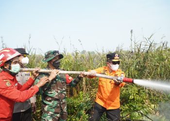 Tak Gentar Lewati Medan Sulit, Al Haris Berjibaku Padamkan Karhutla di Pelosok Tanjabtim. (Foto : ist)
