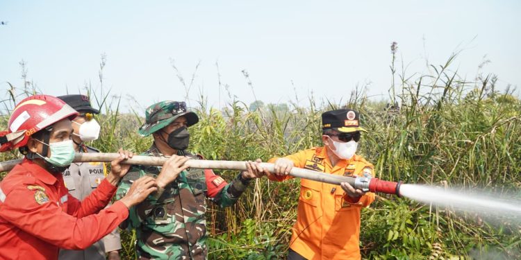 Tak Gentar Lewati Medan Sulit, Al Haris Berjibaku Padamkan Karhutla di Pelosok Tanjabtim. (Foto : ist)