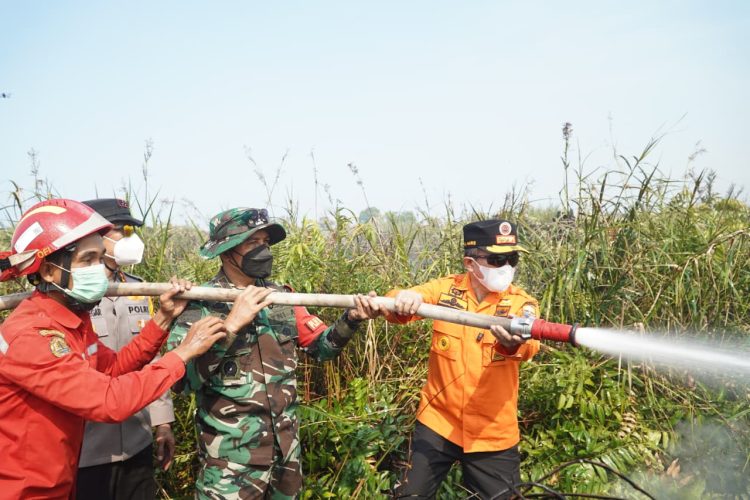 Tak Gentar Lewati Medan Sulit, Al Haris Berjibaku Padamkan Karhutla di Pelosok Tanjabtim. (Foto : ist)