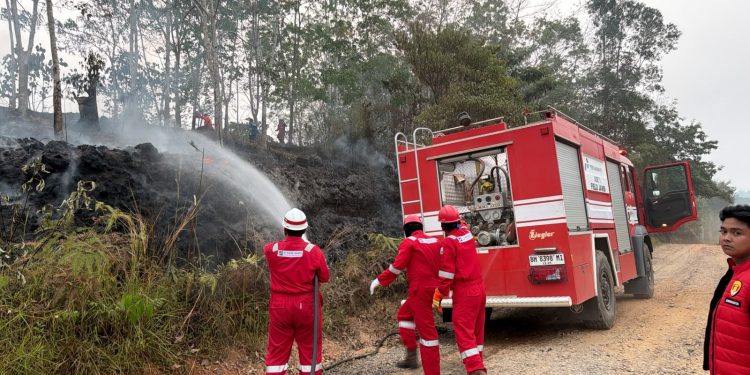 Tim HSSE Pertamina EP Jambi memadamkan kebakaran lahan menggunakan fire truck di salah satu lokasi karhutla di Jambi. (Foto : ist)