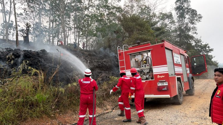 Tim HSSE Pertamina EP Jambi memadamkan kebakaran lahan menggunakan fire truck di salah satu lokasi karhutla di Jambi. (Foto : ist)