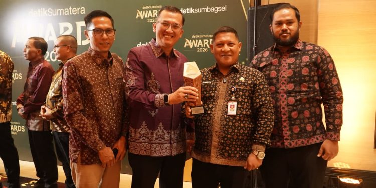Pro Jambi Cerdas Raih Pengakuan di detikSumatera Awards 2026, Gubernur Al Haris Komitmen Perkuat Akses Pendidikan. (Foto : ist)