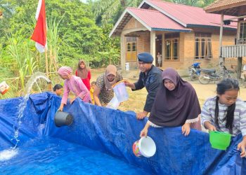 Brimob Jambi Peduli, Salurkan Air Bersih untuk Warga Terdampak Kekeringan. (Foto : ist)