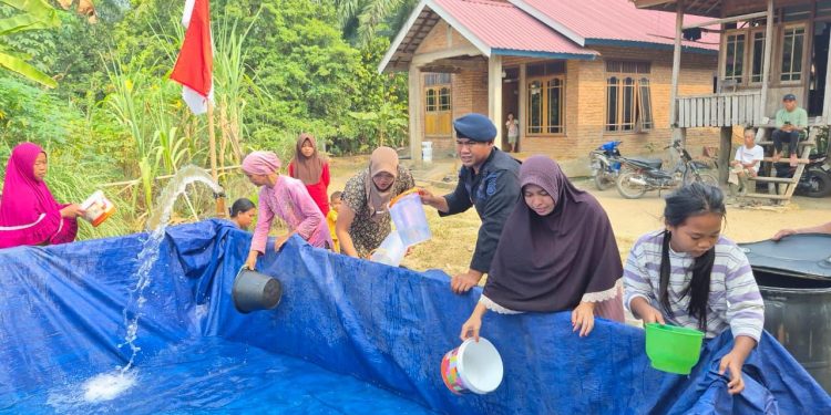Brimob Jambi Peduli, Salurkan Air Bersih untuk Warga Terdampak Kekeringan. (Foto : ist)