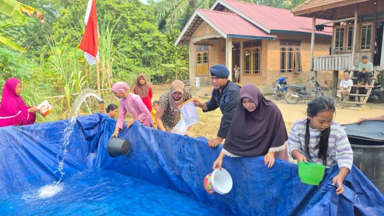 Brimob Jambi Peduli, Salurkan Air Bersih untuk Warga Terdampak Kekeringan. (Foto : ist)