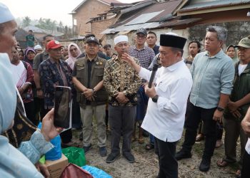 Gubernur Al Haris Turun Langsung Serahkan Bantuan untuk Korban Kebakaran di Desa Buat Kabupaten Bungo. (Foto : ist)