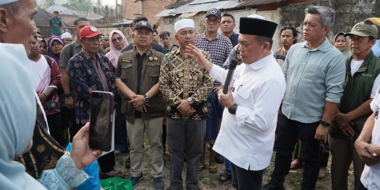 Gubernur Al Haris Turun Langsung Serahkan Bantuan untuk Korban Kebakaran di Desa Buat Kabupaten Bungo. (Foto : ist)