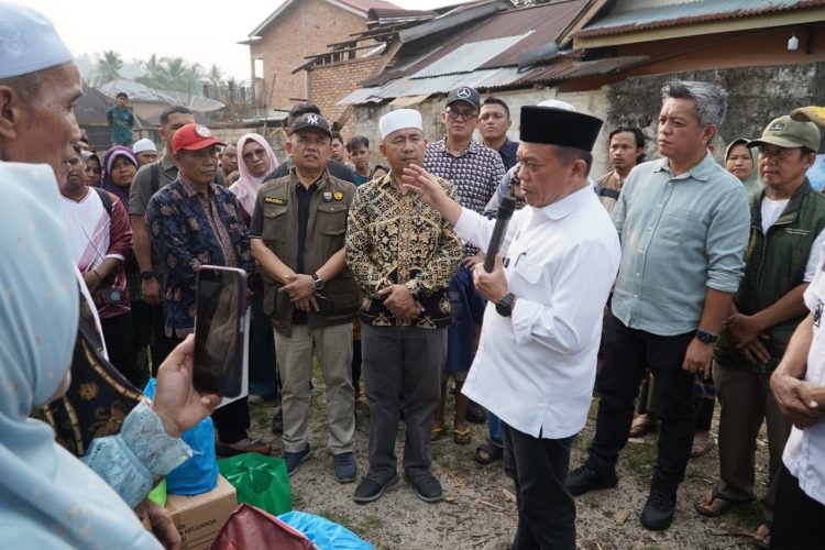Gubernur Al Haris Turun Langsung Serahkan Bantuan untuk Korban Kebakaran di Desa Buat Kabupaten Bungo. (Foto : ist)