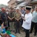 Gubernur Al Haris Turun Langsung Serahkan Bantuan untuk Korban Kebakaran di Desa Buat Kabupaten Bungo. (Foto : ist)