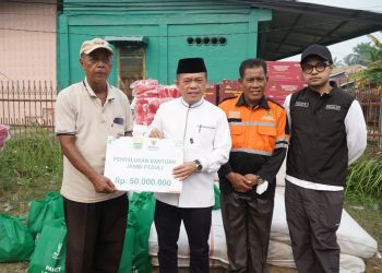 Gubernur Al Haris Tinjau Korban Kebakaran di Kelurahan Cempaka Putih, Pastikan Bantuan Segera Disalurkan. (Foto : ist)
