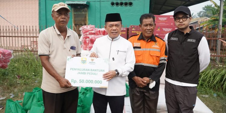 Gubernur Al Haris Tinjau Korban Kebakaran di Kelurahan Cempaka Putih, Pastikan Bantuan Segera Disalurkan. (Foto : ist)