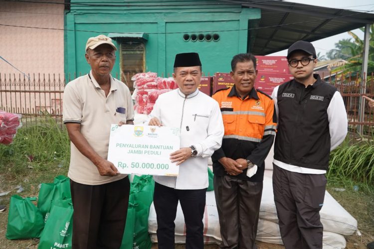 Gubernur Al Haris Tinjau Korban Kebakaran di Kelurahan Cempaka Putih, Pastikan Bantuan Segera Disalurkan. (Foto : ist)