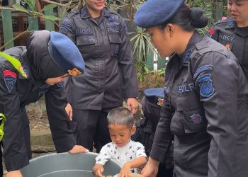 Dalam Rangka HUT Polwan ke-78, Polwan Satbrimob Polda Jambi Salurkan Air Bersih ke Panti Asuhan Al-Amin. (Foto : ist)