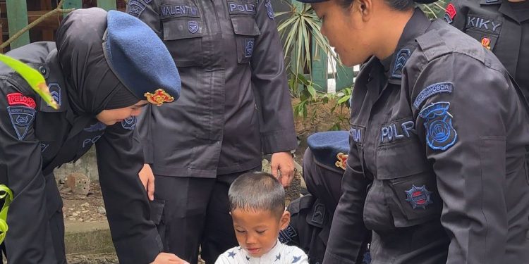 Dalam Rangka HUT Polwan ke-78, Polwan Satbrimob Polda Jambi Salurkan Air Bersih ke Panti Asuhan Al-Amin. (Foto : ist)