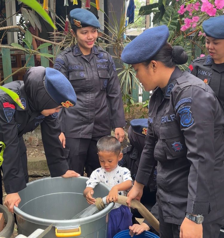 Dalam Rangka HUT Polwan ke-78, Polwan Satbrimob Polda Jambi Salurkan Air Bersih ke Panti Asuhan Al-Amin. (Foto : ist)
