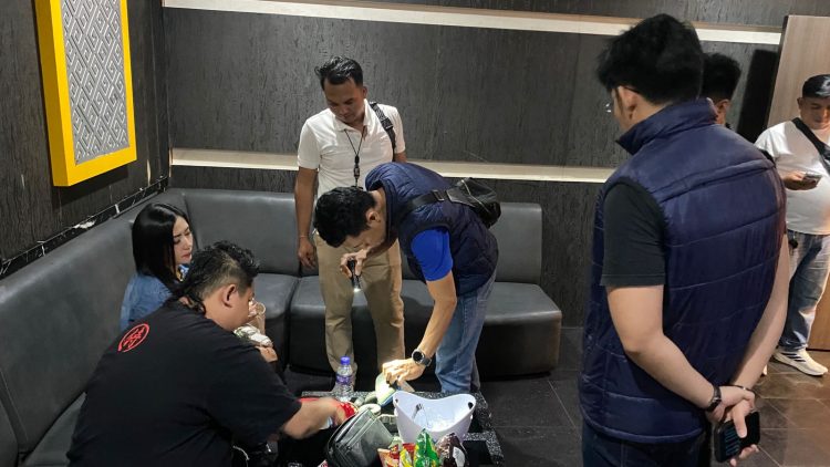 Kepolisian Resor Kota (Polresta) Jambi menggelar razia di salah satu Tempat Hiburan Malam (THM) di Kota Jambi, Minggu (30/8/2026) dini hari. (Foto : ist)