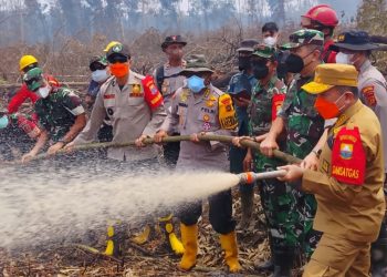 Lagi, Gubernur Al Haris Bersama Pangdam TIB Turun ke Kawasan Gambut Londerang Padamkan Karhutla. (Foto : ist)
