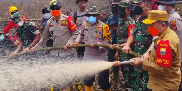 Lagi, Gubernur Al Haris Bersama Pangdam TIB Turun ke Kawasan Gambut Londerang Padamkan Karhutla. (Foto : ist)