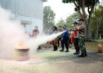 Warga Kenali Asam mengikuti simulasi pemadaman api menggunakan Alat Pemadam Api Ringan (APAR) dalam kegiatan sosialisasi pengamanan jalur pipa Pertamina EP Jambi Field. (Foto : ist)